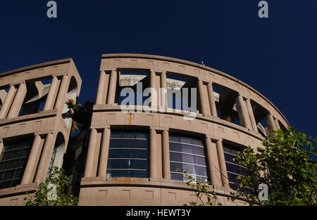 Vancouver Public Library è un bellissimo edificio che assomiglia al Colosseo . Ci sono numerosi caffè all'interno prima di immettere la libreria stessa. L'edificio è stato progettato da Moshe Safdie Costruzione della libreria è stata completata nel 1995. Vancouver Public Library si trova è al 350 West Georgia Street. Ci siamo seduti all'interno di questo edificio per un po' di riposo dopo una lunga giornata di visite turistiche. Vale la pena di una visita. Foto Stock