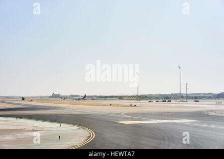 Gli aerei in distanza su pista, dall' aeroporto di Barajas, Madrid, Spagna Foto Stock