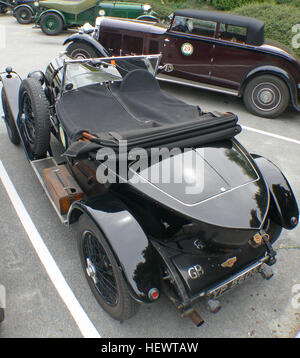 Questa fotografia del 1926 mostra una Bentley da 3,0 litri, un'auto d'epoca britannica, scattata con una Bridge camera. L'immagine mette in risalto la bellezza delle auto d'epoca, mostrando il design elegante e la maestria artigianale di una delle auto più iconiche dell'inizio del XX secolo. Foto Stock