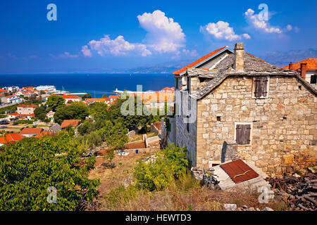 Il vecchio villaggio di pietra Postira sull'isola di Brac, costa della Dalmazia, Croazia Foto Stock