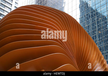 John McEwen la scultura, "Tessitura recinzione e clacson" , il primo Street e il 4 ° Avenue SW, nella parte anteriore del TransCanada Torre di Calgary, Alberta, Canada Foto Stock