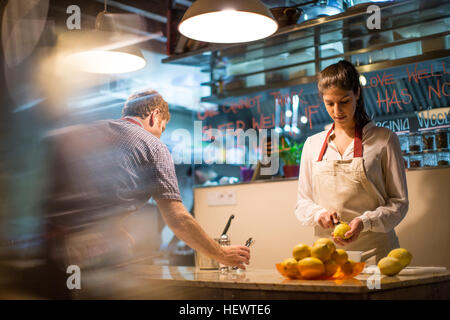 Ristorante proprietari che lavorano in cucina Foto Stock