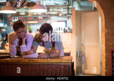 Ristorante proprietari che lavorano in cucina Foto Stock