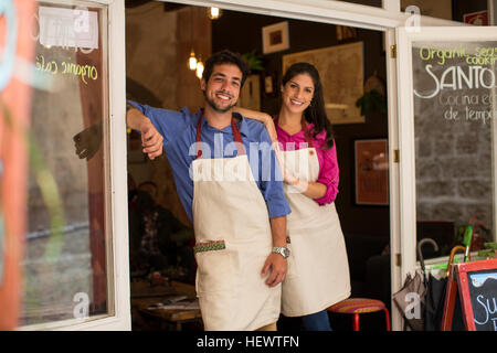 Ristorante proprietari in piedi all'ingresso del cafe, Palma de Mallorca, Spagna Foto Stock