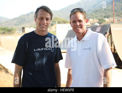 DURBAN, Sud Africa - martedì 8 giugno : Laureus World Sports Academy stati e pattinaggio legend Tony Hawk con SA leggenda del Cricket star Shaun Pollock vi Foto Stock