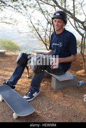 DURBAN, Sud Africa - martedì 8 giugno : Laureus World Sports Academy stati e pattinaggio legend Tony Hawk è visitare la Indigo Skate Camp vicino Durb Foto Stock