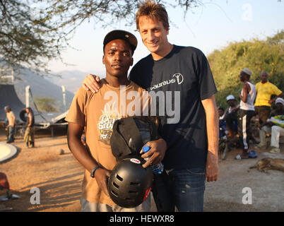 DURBAN, Sud Africa - martedì 8 giugno : Laureus World Sports Academy stati e pattinaggio legend Tony Hawk è visitare la Indigo Skate Camp vicino Durb Foto Stock