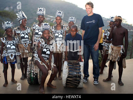 DURBAN, Sud Africa - martedì 8 giugno : Laureus World Sports Academy stati e pattinaggio legend Tony Hawk è visitare la Indigo Skate Camp vicino Durb Foto Stock