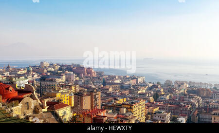 Napoli, vista dalla collina del Vomero. In primo piano i palazzi della collina di Monte di Dio, sullo sfondo il mare e sulla parte inferiore destra del Foto Stock