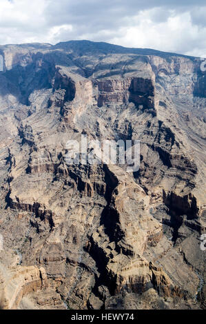 Scogliera a strapiombo pareti e terrazze scolpite da erosione in una massiccia desert canyon. Foto Stock