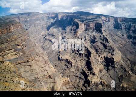 Scogliera a strapiombo pareti e terrazze scolpite da erosione in una massiccia desert canyon. Foto Stock