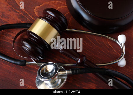Martello e uno stetoscopio su una superficie di legno. Foto Stock