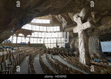 San Samaan Tanner Hall con una grande croce, parte di un enorme grotta scoperto nel 1974 a Saint Samaan Tanner Monastero Foto Stock