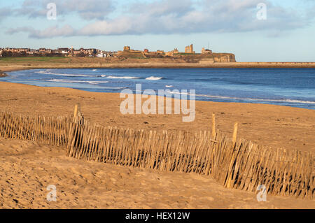 Castello di Tynemouth e priory da South Shields Sandhaven beach, Tyneside, England, Regno Unito Foto Stock