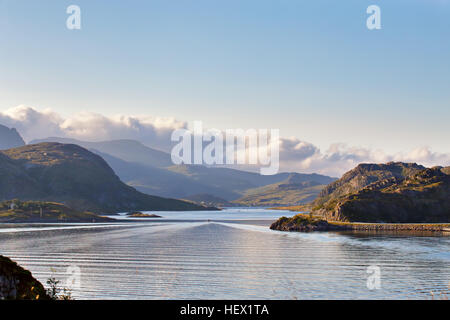 Norvegia strada sulla linea costiera di un fiordo. Nordic soleggiata giornata estiva. Lofoten in Norvegia Isole. Foto Stock