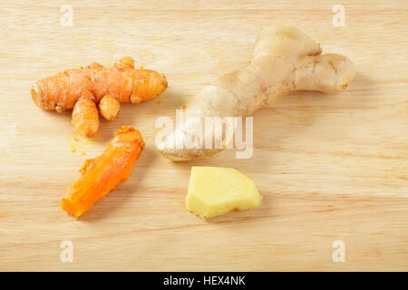 Fresh curcuma e radice di zenzero fresco Foto Stock