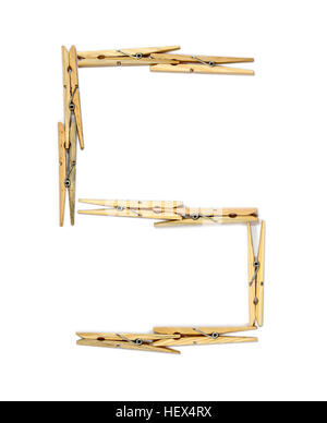 Lettera S di materiale legnoso clothespins isolato su bianco Foto Stock