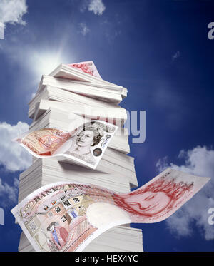 Nota banca soffiato di cinquanta pound nota torre di denaro. Foto Stock