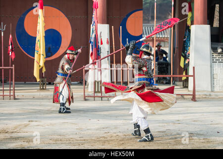 Suwon, Corea del Sud - 23 Dicembre 2016 : soldato Coreano Tradizionale con la dinastia Joseon durante la mostra le arti marziali a Hwaseong haenggung square. Foto Stock