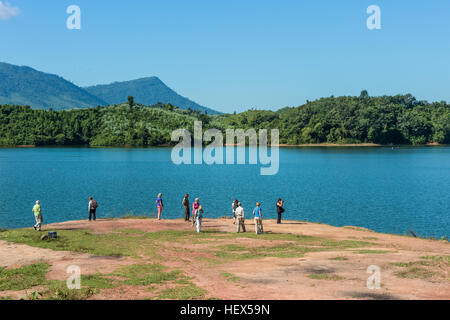 Turisti europei vista Lago Nam Ngum Foto Stock