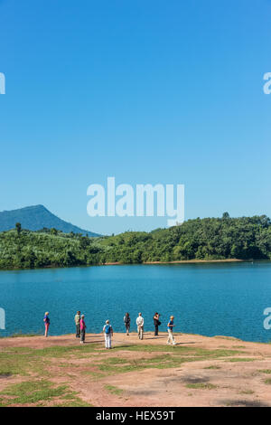 Turisti europei vista Lago Nam Ngum Foto Stock