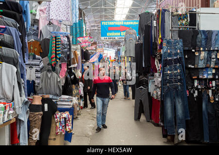 Bishkek, Kirghizistan - Ottobre 03, 2014: People shopping all'interno del grande bazar Dordoi Foto Stock