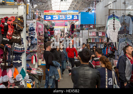 Bishkek, Kirghizistan - Ottobre 03, 2014: People shopping all'interno dell'immenso Dordoi Bazaar Foto Stock