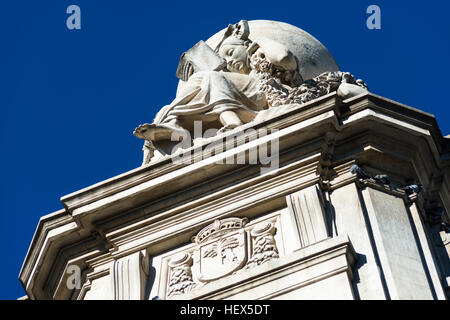 Spagna, Madrid Plaza de España, Miguel de Cervantes monumento. La statua è mostrata nella parte superiore del monumento. Foto Stock