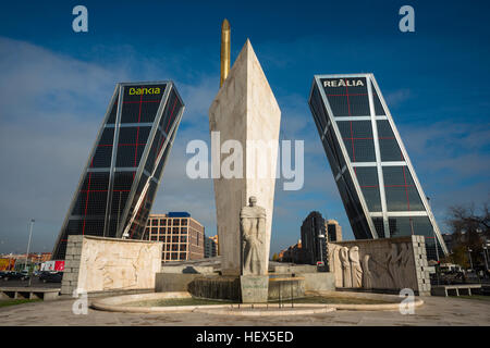 Puerta de Europa di Madrid in Spagna. Noto anche come le torri Kio (Torres Kio). Foto Stock