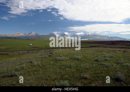 Sayan Mountains come visto dal lato nord del Lago Hovsgol, Mongolia