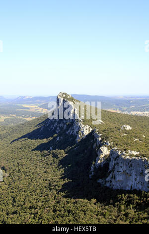 Il Pic Saint Loup (le creste del castello di Montferrand), vicino a Saint mathieu de treviers, Occitanie, Francia Foto Stock