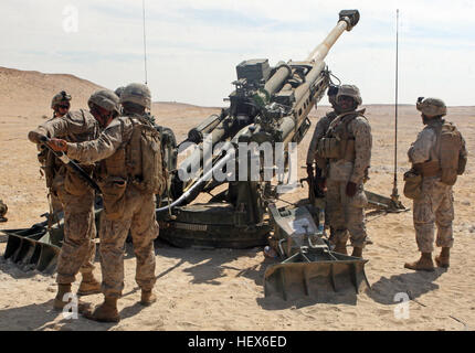 Marines da Sierra batteria, Battaglione Team di atterraggio, 3° Battaglione, 2° Reggimento Marini, 22 Marine Expeditionary Unit, prepararsi al fuoco a 155 mm shell da un M777 obice durante il Combined-Arms Live-Fire esercizio eseguiti come parte di esercitare la brillante stella 2009 in Egitto, il 14 ottobre 2009. La multinazionale di esercizio è progettato per migliorare la prontezza di interoperabilità e rafforzare il militare e relazioni professionali tra Stati Uniti, egiziane e forze di partecipanti. Stella luminosa è condotta da parte degli Stati Uniti Il comando centrale e si tiene ogni due anni. Elementi del ventiduesimo MEU sono attualmente sono particip Foto Stock