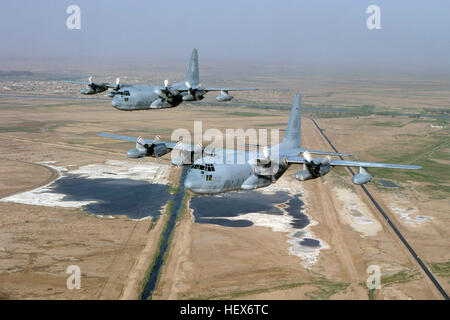 Due US Marine Corps (USMC) KC-130 Hercules aeromobile assegnati alla antenna Marine Refueler squadrone di trasporto due tre quattro (VMGR-234), volare in Iraq centrale, durante l'Operazione Iraqi Freedom. KC-130TS VMGR-234 in volo su Iraq 2003 Foto Stock