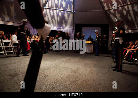 Il 3rd Marine Regiment celebra il 235° compleanno del corpo dei Marines a bordo del Battleship Missouri Memorial a Pearl Harbor, Hawaii, durante un ballo cerimoniale il 12 novembre 2010. Foto Stock