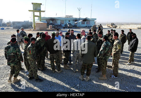 Stati Uniti e militare polacco di membri da inoltrare una base operativa Ghazni si incontrano con l'Esercito nazionale afgano e la polizia nazionale afgana prima di frequentare una shura al centro del distretto di Deh Yak, Dic 11. L'agribusiness Team di sviluppo e di Ghazni Provincial Reconstruction Team affari civili team ha condotto un sondaggio del sito e ha parlato con membri provenienti da ANA e ANP circa le loro strutture e operazioni. FOB Ghazni, Deh Yak partner di distretto per la visita al centro distretto DVIDS349291 Foto Stock