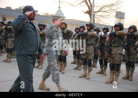 Il 14 dicembre,Il generale David Petraeus, Comandante ISAF e comandante USFOR-A, ha visitato la nazionale afghano di ordine civile di polizia (ANCOP) quartier generale a Kabul, Afghanistan. ANCOP leader ha appena concluso una tre giorni di seminario di leadership. Petraeus generale annunciato ai membri di ANCOP che sono un esempio di "qual diritto simile.' forze ANCOP stand 9.000 forte e rappresentano l' onore di Afghanistan.' ANCOP membri sono i più alfabetizzati; meglio addestrato e più distribuito Afghan forza di polizia. Secondo il General Petraeus, 'ANCOP è un pilastro fondamentale nell'ANSF fornendo ca cruciale Foto Stock