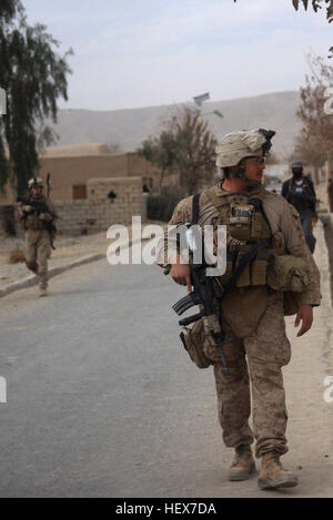 Petty Officer di terza classe Raul R. Silva, un ospedale corpsman assegnati al 3° Battaglione, 5 Marines, sede e società di servizio, consulente di polizia Team 1, ed afghane di polizia in uniforme di condurre una pattuglia di sicurezza attraverso il bazaar nel distretto di Sangin, Afghanistan. Marines sono in conduzione pattuglie di sicurezza in partnership con la forza internazionale di assistenza alla sicurezza per ridurre attività di insorti e conquistare la fiducia del popolo afghano. (Foto: Caporale Joseph M. Peterson) Operazione Enduring Freedom DVIDS352422 Foto Stock