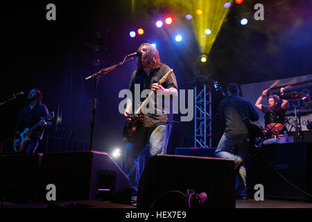 Seether, un sudafricano rock band, esegue per la folla ad un Marine Corps base Hawaii, Dic 17, 2010. Seether eseguita in Hawaii come parte di un Regno Servizi organizzazione (OSU) tour per il servizio degli Stati Uniti e i membri delle loro famiglie in Marine Corps base Hawaii, Dic 17, 2010. (U.S. Marine Corps photo by Lance Cpl. Jody Lee Smith) la banda Seether sul palco Foto Stock