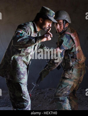 Provincia di Kandahar, Afghanistan (GEN. 3, 2010) - Un esercito nazionale afghano istruttore si ferma a reclutare durante Close Quarters Battle formazione dopo egli incorectly entra in un edificio gen. 3. vicino a Kandahar Airfield, Afghanistan. Le reclute hanno ricevuto la loro prima lezione sul corretto inserimento e cancellazione di un edificio mentre in fase di reclutare il guerriero di base istruzioni di formazione regionali in materia di formazione militare Center-Kandahar. (U.S. Navy foto di Sottufficiali di 2a classe di Ernesto Hernandez Fonte/RILASCIATO) Flickr - DVIDSHUB - reclute afghane condotta Close Quarters Battle Trapani immagine (16 di 18) Foto Stock