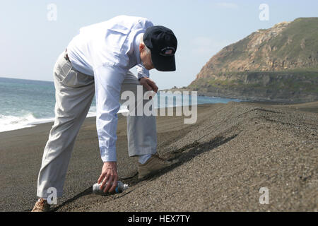 040227-M-7842H-007 Iwo Jima (feb. 27, 2004) Ð Gordon R. Inghilterra, segretario della Marina, raccoglie un campione di sabbia come un souvenir su una spiaggia dell'Isola di Iwo Jima. Segretario Inghilterra in giro per l'isola e ha partecipato a un re-arruolamento cerimonia per i marinai e Marines. Stati Uniti Marine Corps photo by Lance Cpl. Sarah M. Harman. (Rilasciato) Navy US 040227-M-7842H-007 Gordon R. Inghilterra, segretario della Marina, raccoglie un campione di sabbia come un souvenir su una spiaggia dell'Isola di Iwo Jima Foto Stock