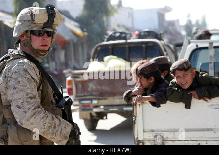 Caporale Patrick Kelley, un non-commissionato-ufficiale con gli affari civili attaccata al 1° Battaglione, 8 Marines, Regimental Combat 2, passeggiate attraverso il bazaar durante una pattuglia in Musa Qal'eh, 25 genn. Durante la pattuglia di Marines controllato su un canale d'acqua attualmente in costruzione. Il canale d'acqua sarà il canale dell'acqua di pioggia nel Wadi per proteggere negozi da inondazioni durante la stagione delle piogge. (Gazzetta US Marine Corps photo by Lance Cpl. Joshua J. Hines) Flickr - DVIDSHUB - Marines lavorare per costruire relazioni con il popolo afgano (immagine 1 di 4) Foto Stock