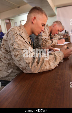 Lancia Cpl. Cody Henrichsen, un rifleman con Alfa Company, 1° Battaglione, ventitreesimo reggimento Marine, compila un questionario che ciascun gruppo di fratelli ha ricevuto prima delle riprese con la CNN che è venuto a Camp Pendleton, California, 25 genn. Il 1/23 ha cinque serie di fratelli nel battaglione, tutti i voli di linea per distribuire insieme entro le prossime settimane. Bloodlines forte entro 1-23 DVIDS361211 Foto Stock