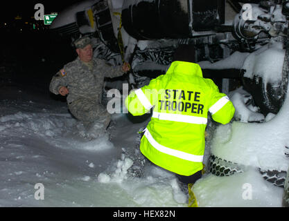 La Missouri e la Guardia Nazionale ha risposto a una grande tempesta di neve che ha coperto la maggior parte del Missouri, compresi Joplin. Il 294th ingegnere società di Pierce City, Mo è andato in standby per ordine del Governatore del Missouri Jay Nixon per essere preparati e pronti a rispondere alle richieste provenienti da una varietà di organismi statali e per i cittadini del Missouri. Il 294th era stato assegnato numerose missioni tra cui assistere il Missouri State Highway Patrol con veicolo controlla sulla Interstate 44 tra Sarcoxie, Mo e Missouri-Oklahoma linea di stato. Flickr - DVIDSHUB - Blizzard chiude la Interstate 44 in Missouri (immagine 2 o Foto Stock