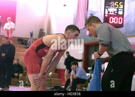 US Marine Corps (USMC) caporale (CPL) Justin Cannon, membro di tutti i Marines Team di wrestling, riceve istruzioni dal suo allenatore come egli prende uno sfiatatoio durante uno dei suoi Greco Romano corrispondenze durante le Forze Armate Wrestling Championship tenutosi a New Orleans, Louisiana (LA). DM-SD-05-09838 Foto Stock