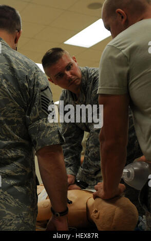 Indiana la Guardia Nazionale Tech. Sgt. Andrew amore, un medic con indiana di disaster emergency response force pacchetto e Brasile, Ind. native, esegue cardiovascolari Advanced Life Support training durante un esercizio, Martedì, luglio 17, 2012, a Fort McCoy Wis. (U.S. Esercito foto di Sgt. 1. Classe Jeremy morsa) XIX CERFP conduce operazioni mediche durante il Patriot 2012 120718-Z-FF284-002 Foto Stock