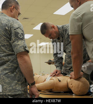 Indiana la Guardia Nazionale Tech. Sgt. Andrew amore, un medic con indiana di disaster emergency response force pacchetto e Brasile, Ind. native, esegue cardiovascolari Advanced Life Support training durante un esercizio, Martedì, luglio 17, 2012, a Fort McCoy Wis. (U.S. Esercito foto di Sgt. 1. Classe Jeremy morsa) XIX CERFP conduce operazioni mediche durante il Patriot 2012 120718-Z-ZZ999-003 Foto Stock