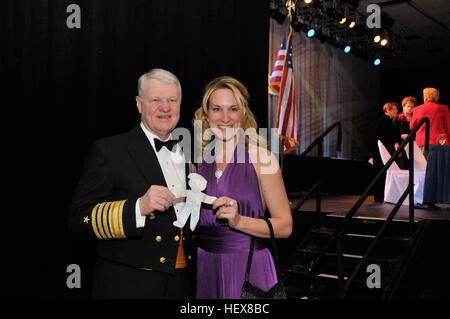 Stati Uniti Navy Adm. Gary Roughead, sinistra, Capo di operazioni navali, posa per una foto con un altro partecipante al 2011 Borse di studio per banchetti e le donne nel settore del trasporto aereo internazionale (WAI) Pioneer Hall of Fame cerimonia di induzione durante il ventiduesimo WAI Annuale Conferenza di Reno, Nev., Feb 26, 2011. (U.S. Foto della marina da capo la comunicazione di massa specialista Tiffini Jones Vanderwyst/RILASCIATO) Capo di operazioni navali Adm. Roughead 110226-N-FI224-122 Foto Stock