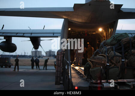 Avieri e Marines offload di marcia da un KC-130J Super Hercules aeromobili cargo qui Marzo 24. L'ingranaggio scaricato appartiene a Marines e marinai da III Marine forza expeditionary Marines che sono arrivati a Yokota Air Base per aumentare le forze congiunte terra comando di componente a sostegno dell'operazione Tomodachi. USMC-110324-M-TY365-003 Foto Stock