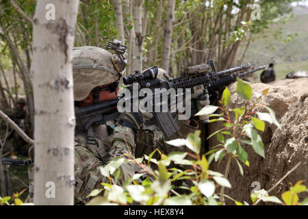 Stati Uniti Army Sgt. John Martek di Buffalo, N.Y., Delta Company, 2° Battaglione, trentesimo Reggimento di Fanteria, quarta brigata Team di combattimento, decimo Montagna divisione, tenta di localizzare le posizioni nemiche dopo essere state bersagliate da insorti nel villaggio di Mereget, Kherwar distretto, provincia di Logar, Afghanistan, 10 maggio 2011. Flickr - DVIDSHUB - noi, soldati afgani operazione condotta Kherwar Pahtar immagine (10 di 20) Foto Stock