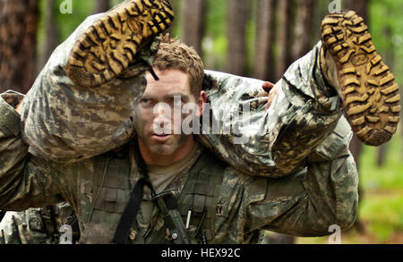 Stati Uniti I soldati dell esercito che frequentano le forze speciali Corso di Qualificazione condotta tattica di combattere la formazione di competenze a Fort Bragg, N.C. In combattimento tattico competenze fase del corso, Soldati pratica avanzata di precisione di tiro, montate le operazioni e le forze speciali di attività comuni, indipendentemente dalla loro specializzazione. Gli Stati Uniti Esercito John F. Kennedy Special Warfare Center e Scuola condotta il SFQC tutto l'anno. (Rilasciato) Flickr - DVIDSHUB - noi soldati dell esercito che frequentano le forze speciali Corso di qualificazione (immagine 1 di 11) (1) Foto Stock